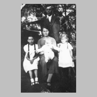 080-0052 August und Maria Hemke mit den Kindern Hildegard, Reinhard und Elfriede. Aufnahme von 1938.jpg